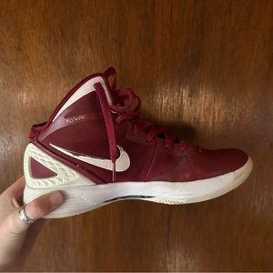 Womens Nike Hyperdunk maroon basketball shoes. Size 9